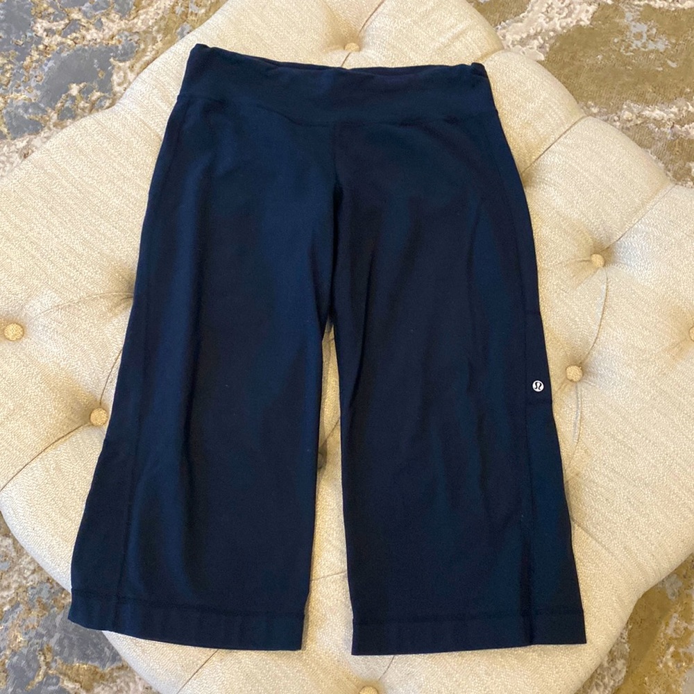 Lululemon wide legged crop pants w/small side zipped pocket and adjustable waist